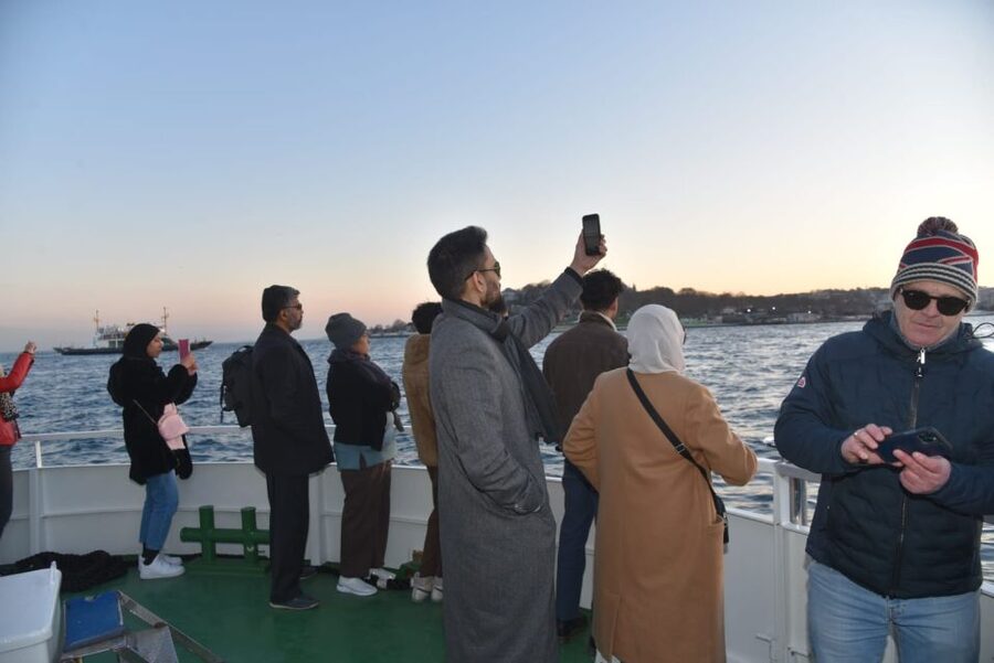 Istanbul: Explore Bosphorous on a Sunset Boat Cruise - The European shore: palaces, mosques, and bridges