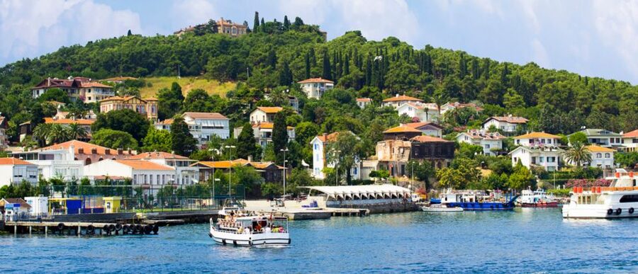 Istanbul: Full Day Princes Islands Guided Tour with Lunch - First stop: green Heybeliada