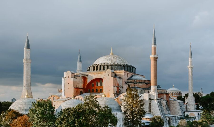 Istanbul: Hagia Sophia, Blue Mosque, & Basilica Cistern Tour - The Blue Mosque and the rules of a working place of worship