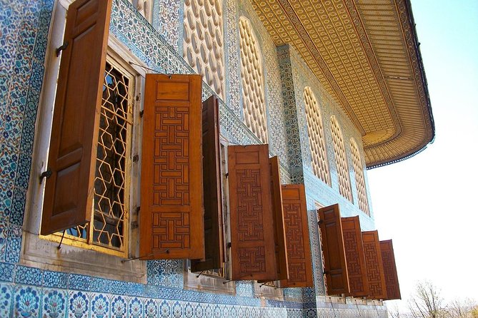 Istanbul Highlights: Guided Tour with Turkish Tea or Coffee - Hagia Sophia: powerful architecture, important practical rules