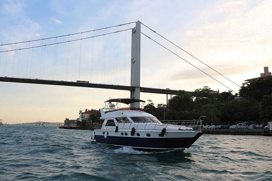Istanbul: Luxury Yacht Tour at Sunset w Snacks - Boarding a yacht limited to 40 passengers