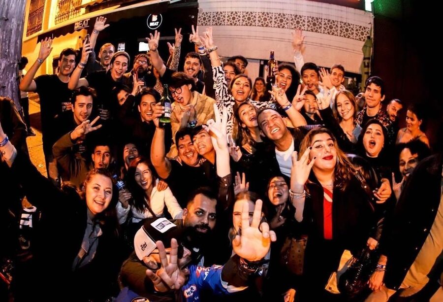 Istanbul: Party Pub Crawl with Party Bus - Starting with games instead of awkward introductions