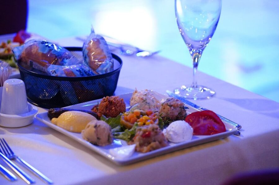 Istanbul: Pasha Istanbul Dinner Cruise - Boarding and the shared-table setup