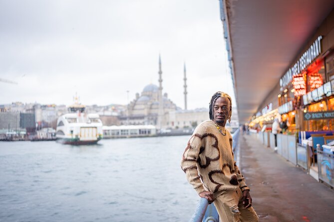 Istanbul Photoshoot tour with Local Photographer - How Elmir handles posing and groups