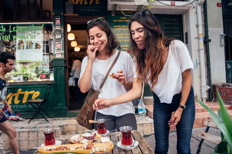 Istanbul: Private Guided Food Tour with 10 Tastings - The private guide makes the difference