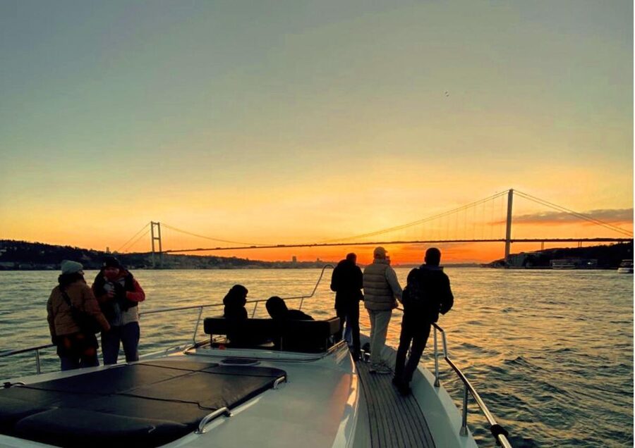 Istanbul: Small-Group Luxury Yacht Sunset Cruise w/ Snacks - Boarding at Karaköy Sahil Parkı