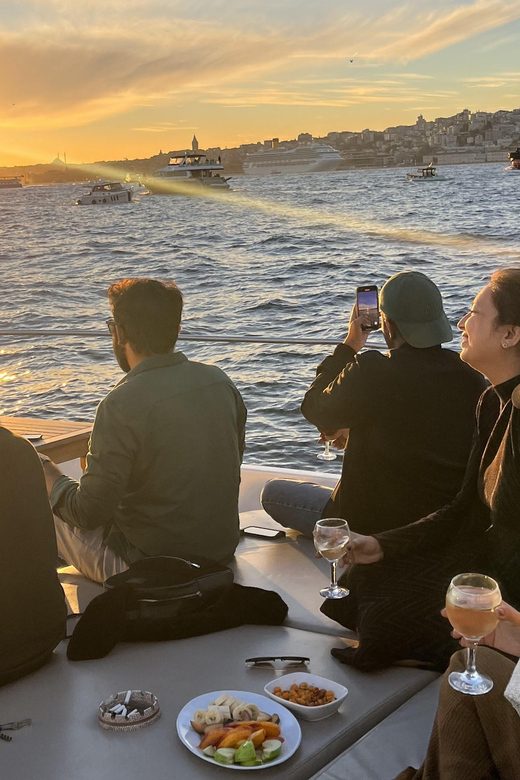 Istanbul: Small Group Yacht Tour with Unlimited Wine - Along the Golden Horn and historic peninsula