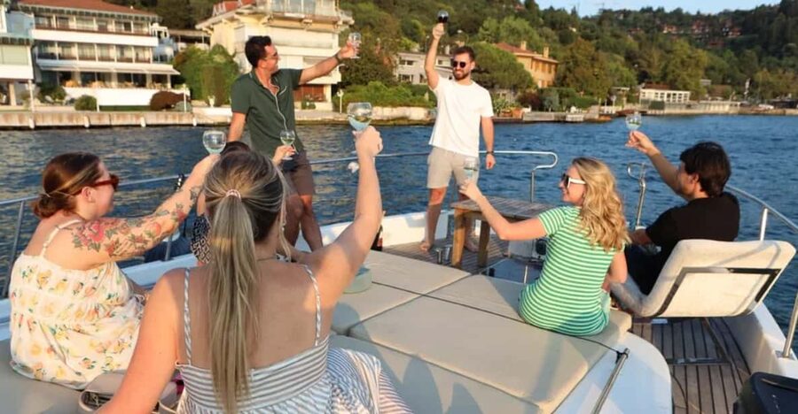 Istanbul: Small Group Yacht Tour with Unlimited Wine - Hagia Sophia and the return toward Karaköy