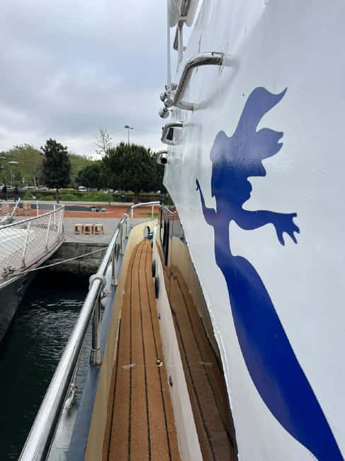 Istanbul: Sunset Bosphorus Yacht Cruise with A break on Asia - Palaces, mosques, and the European shoreline