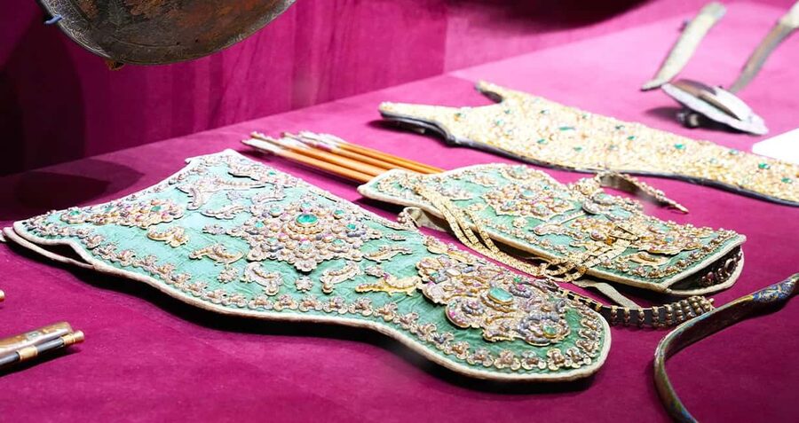Istanbul: Topkapi and Harem Tour with Skip-the-Line Ticket - Council hall, arms, and holy relics
