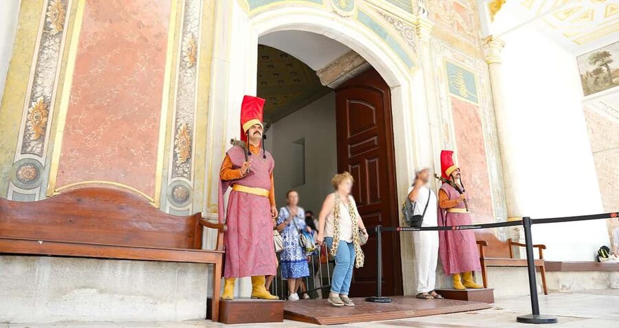 Istanbul: Topkapi and Harem Tour with Skip-the-Line Ticket - Meeting at Chimney Bistro and entering the palace