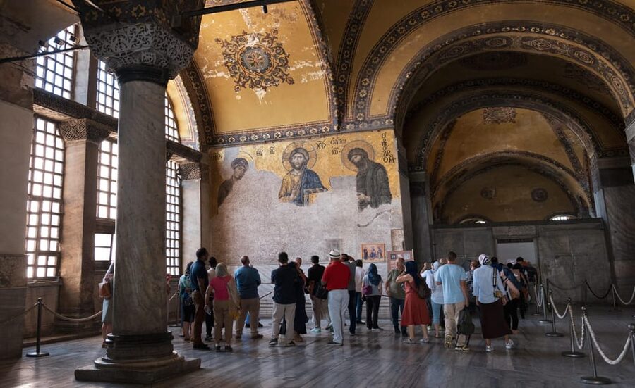 Istanbul: Topkapi, Hagia Sophia and Basilica Cistern Tour - The guides are the tour’s biggest strength