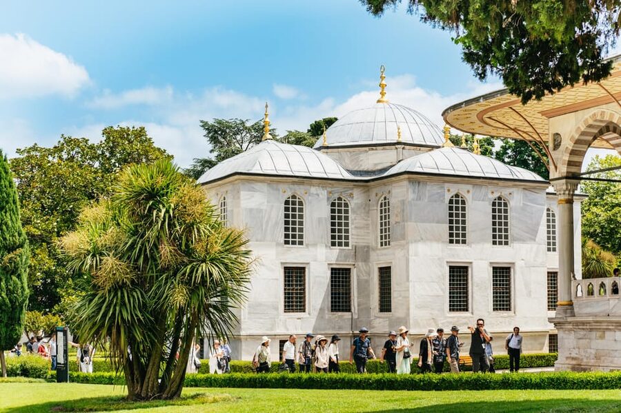 Istanbul: Topkapi Palace and Harem Guided Tour with Ticket - Entering the palace through the courtyards