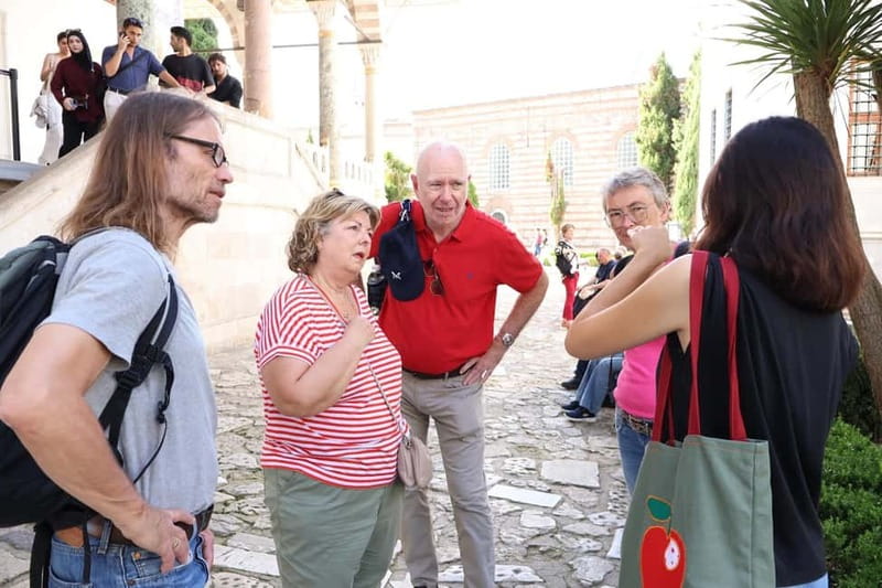 Istanbul: Topkapi Palace and Harem Museum Tour with Ticket - Entering Topkapi Palace through the main courtyards