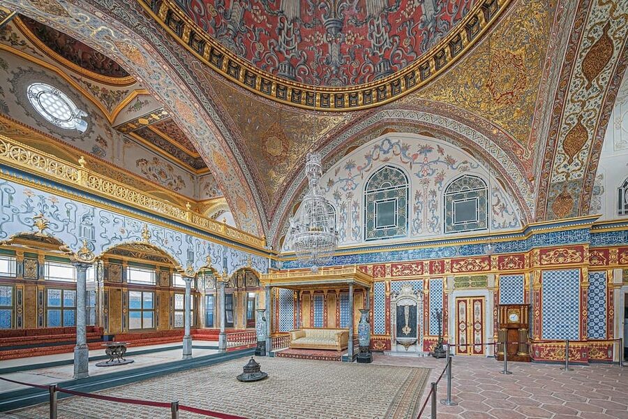 Istanbul: Topkapi Palace and Harem Ticket with Audio Guide - Entering through the palace courtyards