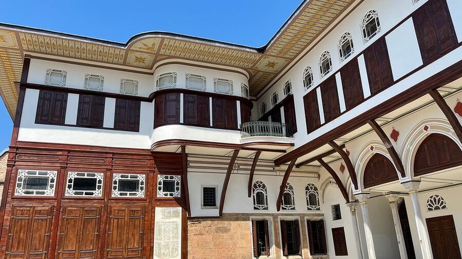Istanbul: Topkapi Palace & Harem Museum Ticket & Audio Guide - Entering the Harem before exploring alone