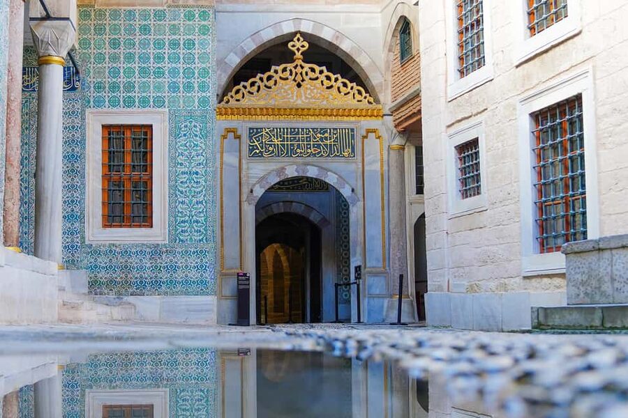 Istanbul: Topkapi Palace & Harem Museum Ticket & Audio Guide - The palace collections: jewelry, relics, and Ottoman court life