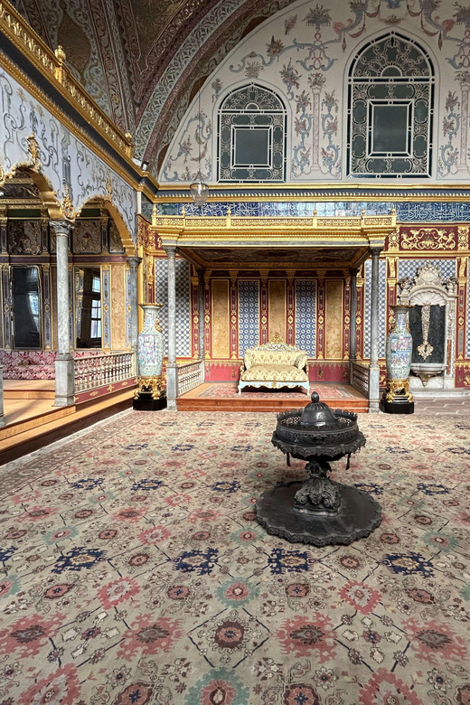 Istanbul: Topkapi Palace & Harem Museum Ticket & Audio Guide - Courtyards, tiled rooms, and the view