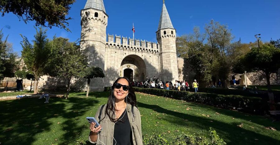 Istanbul: Topkapi Palace & Harem Museum Ticket & Audio Guide - Meeting the host near the main gate