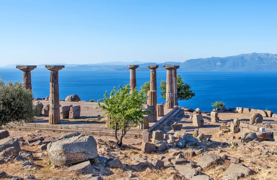 Istanbul: Troy Guided Bus Tour with Ferry Tickets & Lunch - Entering Troy and meeting the ruins