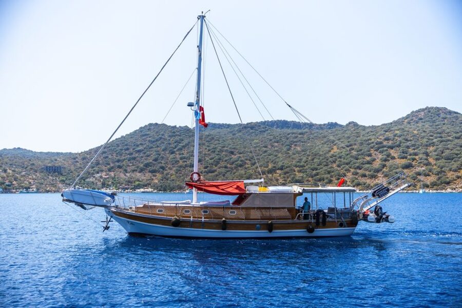 Kas: Limanagzi Beach & Island-Hopping Boat Tour with Lunch - Pigeon Island’s sunken tank and shark statue