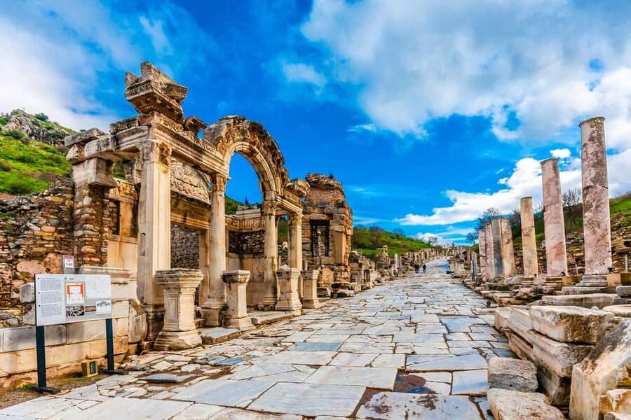Kusadasi: Ephesus Private Tour for Cruise Guests - Lunch, carpets, and time in Selcuk
