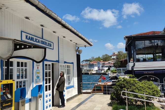 Luxury Bosphorus Yacht Cruise – Stopover in Asian Side - How the guide changes the experience