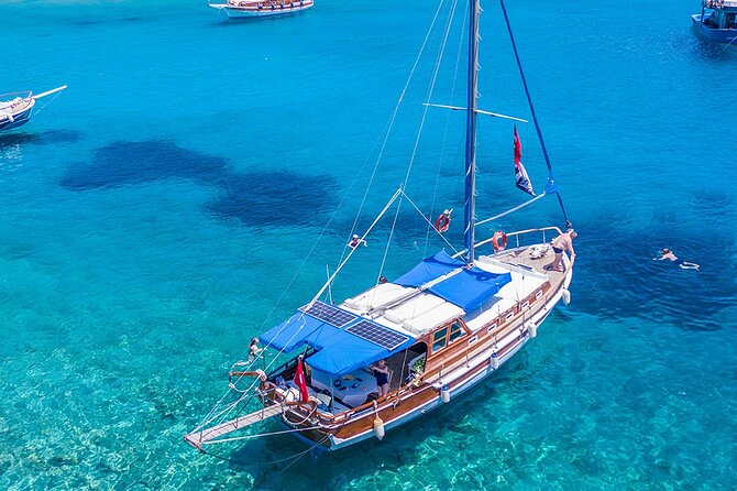 Private 6-Hour Boat Tour with Lunch in Bodrum Bays - Boat condition and crew service need a reality check