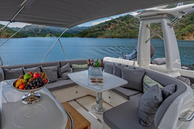 Private Luxury Yacht Cruise on Bosphorus - Turning toward Maiden’s Tower and the Golden Horn