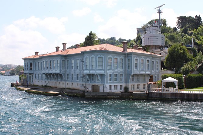 Small Group Full-Day Istanbul: Old City, Bosphorus Cruise & Lunch - Guides, transport, and group rhythm